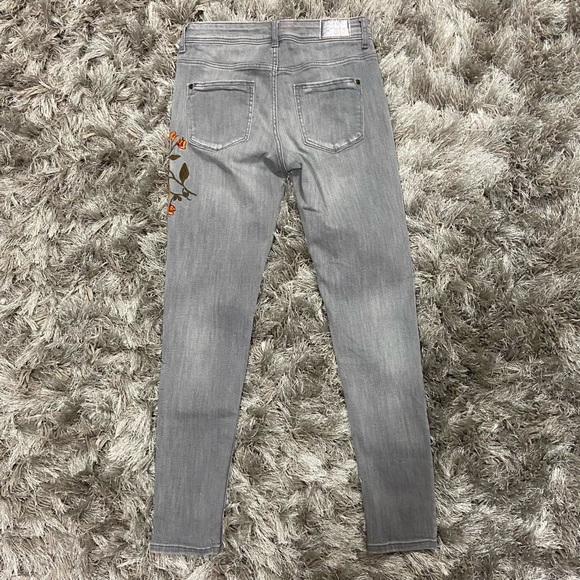 Zara Basic Z1975 women grey denim floral embroidery skinny Jeans. Size 2. Used. - Picture 7 of 10